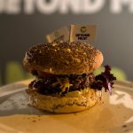 حفل عشاء من تنظيم مؤسسة أنطوان مسعود لإطلاق أحدث علاماتها التجارية النباتية، Beyond Meat وNurishh Cheese في مطعم Orenda